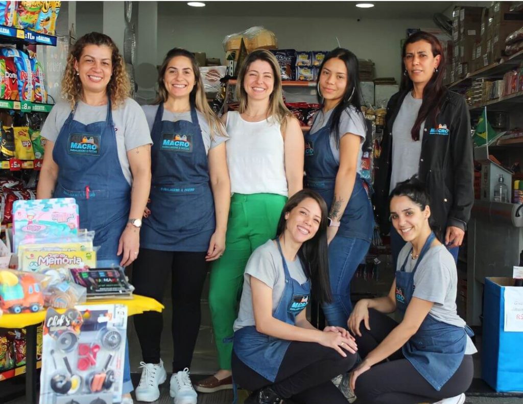 EQUIPE MACRO EMBALAGENS EM TAUBATÉ